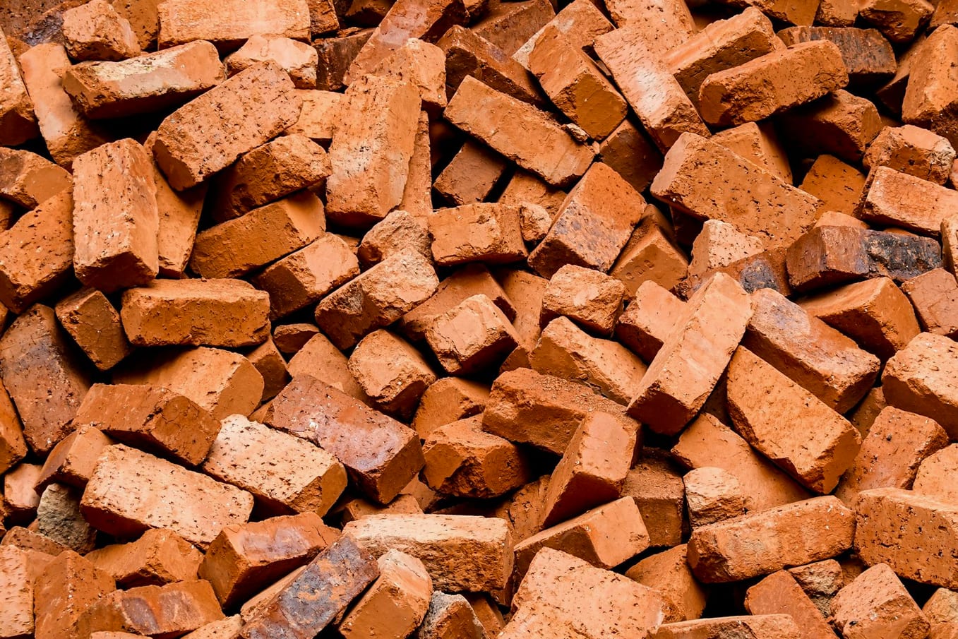 Pilha de argila vermelha usada como matéria-prima da cerâmica
